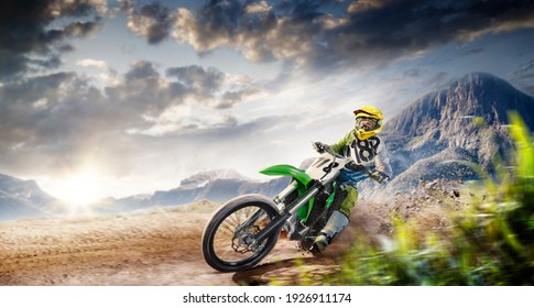 アクションのプロのエンデューロ バイク ライダー。砂地をオンにします。