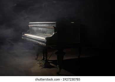 Viejo piano de cola en el escenario