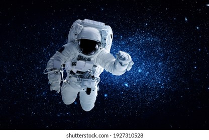宇宙飛行士の宇宙飛行士は、宇宙空間の宇宙ステーションで働きながら船外活動を行います。宇宙飛行士は、宇宙操作のために完全な宇宙服を着用します。NASA の宇宙飛行士の写真から提供されたこのイメージの要素。