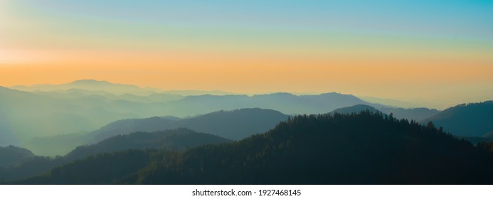 Impresionante panorama de la puesta de sol y el paisaje en la Selva Negra en el mirador Roßbühl refugio Oppenau, Oppenauer Steige
