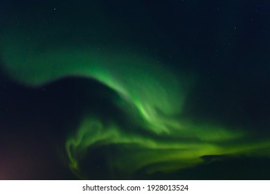 Aurora borealis in de lucht 's nachts.
