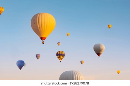 Masmavi gökyüzünde uçan rengarenk sıcak hava balonları.
