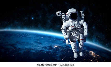 宇宙飛行士の宇宙飛行士は、宇宙空間の宇宙ステーションで働きながら船外活動を行います。宇宙飛行士は、宇宙操作のために完全な宇宙服を着用します。NASA の宇宙飛行士の写真から提供されたこのイメージの要素。