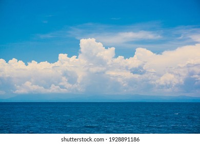 Mar azul profundo con cielo nube naturaleza paisaje vacaciones de verano