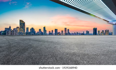 Pista de carreras y puente con el horizonte de la ciudad por la noche en Shanghái.