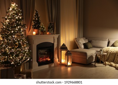 Elegante salón interior con hermosa chimenea, árbol de Navidad