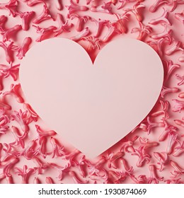Carte en forme de cœur sur fond de pétales de fleurs de jacinthe pastel. Concept floral créatif avec espace de copie pour le texte. Floraison printanière minimaliste, mise en page pour la Saint-Valentin, un mariage ou la fête des femmes. Pose à plat.