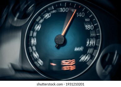 現代の車の速度計は、運転速度が速いことを示しています。モーションブラーを追加。