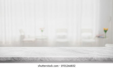 空の白い大理石の石のテーブルトップとぼかしたガラス窓のインテリアカフェとレストランのバナーで、抽象的な背景をモックアップ – 製品の表示やモンタージュに使用できます。
