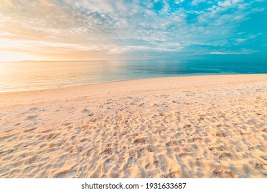 Concepto de cielo de arena marina, nubes de colores de puesta de sol, horizonte, banner de fondo horizontal. Paisaje natural inspirador, hermosos colores, maravilloso paisaje de playa tropical. Puesta de sol en la playa, vacaciones de verano