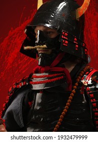 Un joven europeo con un traje tradicional de samurai ronin japonés con una espada katana sobre un fondo oscuro y en la calle. Cosplay y Carnaval