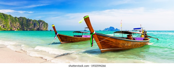 タイの伝統的な木製ロングテール ボートとクラビ県の美しい砂浜のパノラマ。タイ、アオナン。