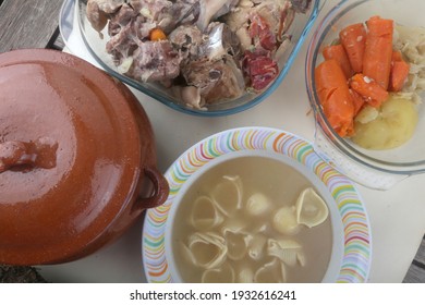 Sopa de pasta con carne y verduras como plato típico español de invierno