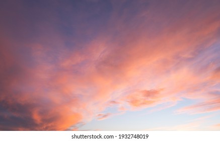 赤い雲が浮かぶとてもカラフルな夕焼けの曇り空