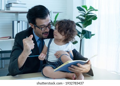 Alleinerziehender Geschäftsvater, der sich um die entzückende Tochter kümmert, während er im Büro arbeitet, Vater und Tochter, Vatertag