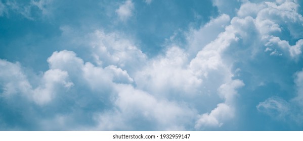 青い空に白いボリュームのある泡状の空気魔法の雲と雲空の抽象的な背景。落ち着いて、リラックスして、楽園、天国、インスピレーション。