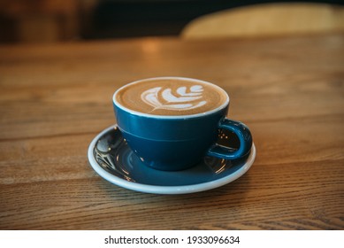 Cappuccino di atas meja di kafe