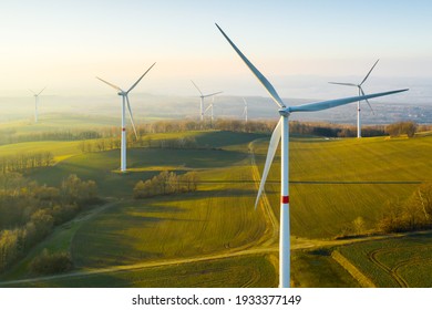 Panoramisch uitzicht op windpark of windpark, met hoge windturbines voor opwekking van elektriciteit met kopieerruimte. Groen energieconcept.