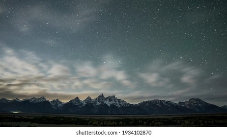 herbstnachtaufnahme der teton-berge im grand-teton-nationalpark in jackson wyoming, usa