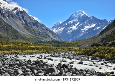 Selandia Baru, Taman Nasional Gunung Cook adalah daratan es dan bebatuan yang terjal. Tempat ini adalah rumah bagi 8 dari 12 gletser terbesar di Selandia Baru dan 19 puncak lebih dari 3.000 meter termasuk Gunung Cook (3.724 m dpl).