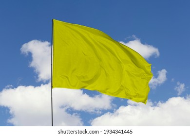 vlag geïsoleerd op de hemelachtergrond met uitknippad. geel vlagpatroon op de stoffentextuur. gele stof textuur voor achtergrond.