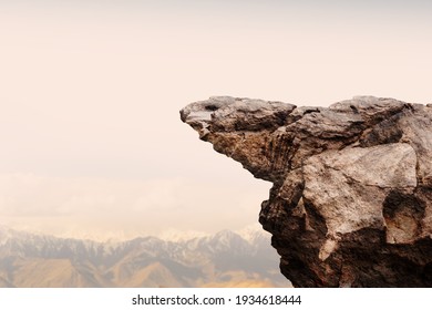 Cliff steen met berg op wolken hemel.