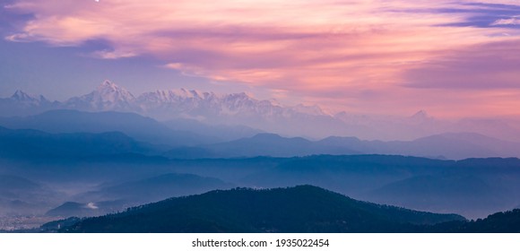 Toàn cảnh dãy núi Himalayas vĩ đại trong một buổi sáng mùa thu từ Kausani còn được gọi là 'Thụy Sĩ của Ấn Độ' một trạm trên đồi ở quận Bageshwar, Uttarakhand, Ấn Độ.