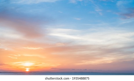 Schöne Wolken des Sonnenunterganghimmels über Meer am Abend mit buntem oder romantischem Sonnenlichtmorgenhintergrund.