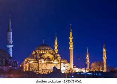 Nhà thờ Hồi giáo Suleymaniye với ánh sáng ban đêm và tháp của Nhà thờ Hồi giáo Rustem Pasha, Istanbul, Thổ Nhĩ Kỳ