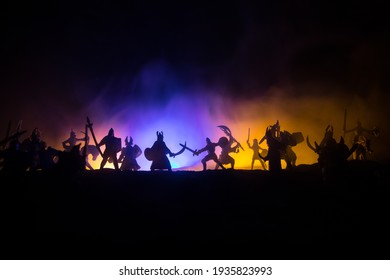 中世の戦闘シーン。個別のオブジェクトとしての人物のシルエット、夜の戦士同士の戦い。創造的なアートワークの装飾。霧の背景。セレクティブ フォーカス