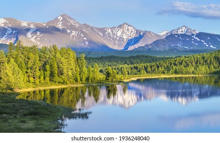 Lago del bosque salvaje en las montañas de Altai en una mañana de verano, reflejo pintoresco