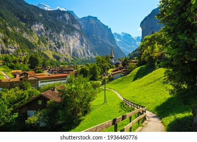 Hermoso pueblo alpino turístico en el espectacular valle profundo. Viaje fantástico y destino turístico, pueblo de Lauterbrunnen con glaciares en el fondo, Oberland bernés, Suiza, Europa