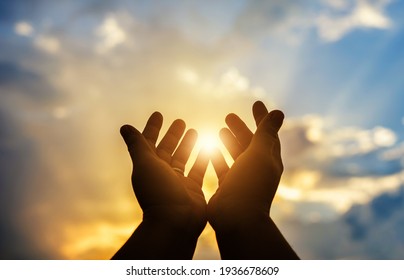 Menselijke handen openen palm omhoog aanbidding. Eucharistietherapie Zegen God Helpend tot bekering Katholiek Pasen Lent Mind Bid. Christelijke religie concept achtergrond. vechten en overwinning voor god