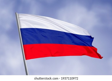 Rusland vlag geïsoleerd op hemelachtergrond. close-up zwaaiende vlag van Rusland. vlagsymbolen van Rusland.