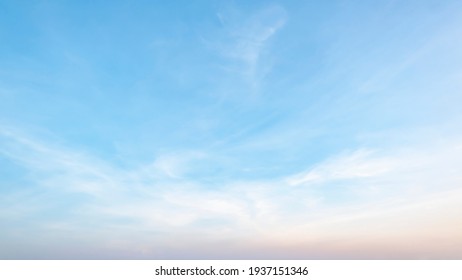The sky has the light of the sun, the sky is blue, there are small and large clouds alternating and moving slowly, with the sunlight passing, creating a miraculous abstract shape, a hot day.