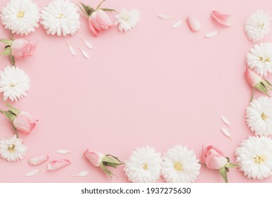 rosa und weiße blumen auf rosa papierhintergrund