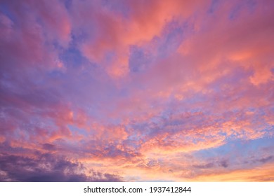 日没後のカラフルな空。自然な空の背景。