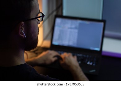 Programmer coding python, kode html pada layar notebook di rumah. Neon bekerja dari rumah. Ilustrasi proses kerja untuk bisnis.