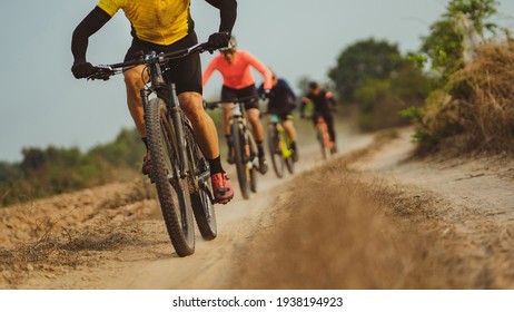 アジアのサイクリストのグループで、彼らは田舎道や林道をサイクリングします。