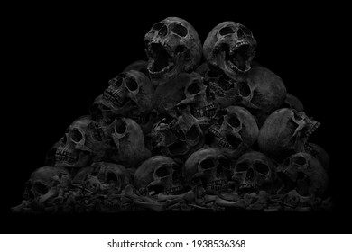暗い背景に頭蓋骨と骨の山、静物スタイル