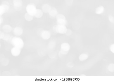 Fundal abstract estompat alb și argintiu cu strălucire delicată pentru afișare, bokeh alb, fundal abstract