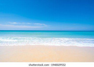 Naturlandschaftsansicht des schönen tropischen Strandes und des Meeres am sonnigen Tag. Strand Meer Raumbereich
