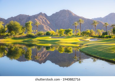 サンバーナーディーノ山脈の景色を望む米国カリフォルニア州パームスプリングスの砂漠のゴルフコース、インディアン・ウェルズ・ゴルフ・リゾートの美しい金色の光。