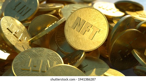 NFT-Goldmünzen im Stapel. Nicht fungible Tokens fallen lässig in einem großen Haufen, Nahaufnahme. Geprägtes Schaltungsdesign, glänzende Goldfarbe mit hellem Sonnenlicht. Trendige Kryptowährungs-Kunstmünzen.