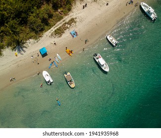Fotografie cu dronă Peanut Island a bărcilor la barul de nisip și Singer Island lângă West Palm Beach, Florida, județul Palm Beach