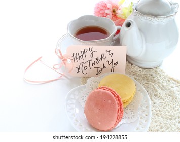 Bánh hạnh nhân màu hồng và thiệp nhắn cho hình ảnh ngày của mẹ