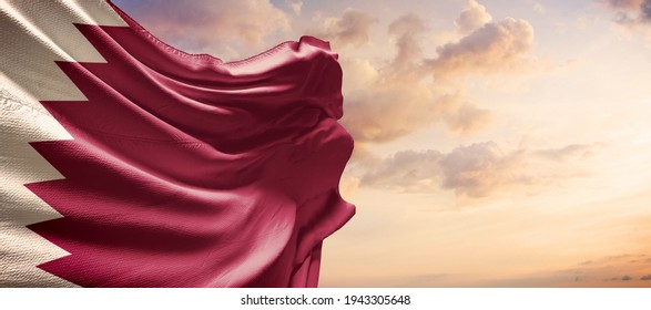 青い空にカタールの国旗。水平パノラマ バナー。