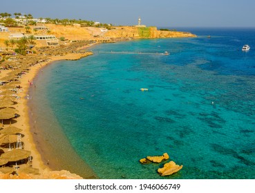 panorama soleado de la bahía de ras um el sid en sharm el sheikh con mar, arrecife y playas