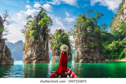 Mujer viajera en barco alegría naturaleza vista roca isla paisaje escénico Parque Nacional Khao Sok, famosa atracción lugar de aventura viaje Tailandia, turismo hermosos destinos Asia viaje de vacaciones