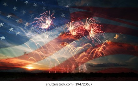 Kembang api perayaan di latar belakang bendera AS dan matahari terbit. Hari Kemerdekaan